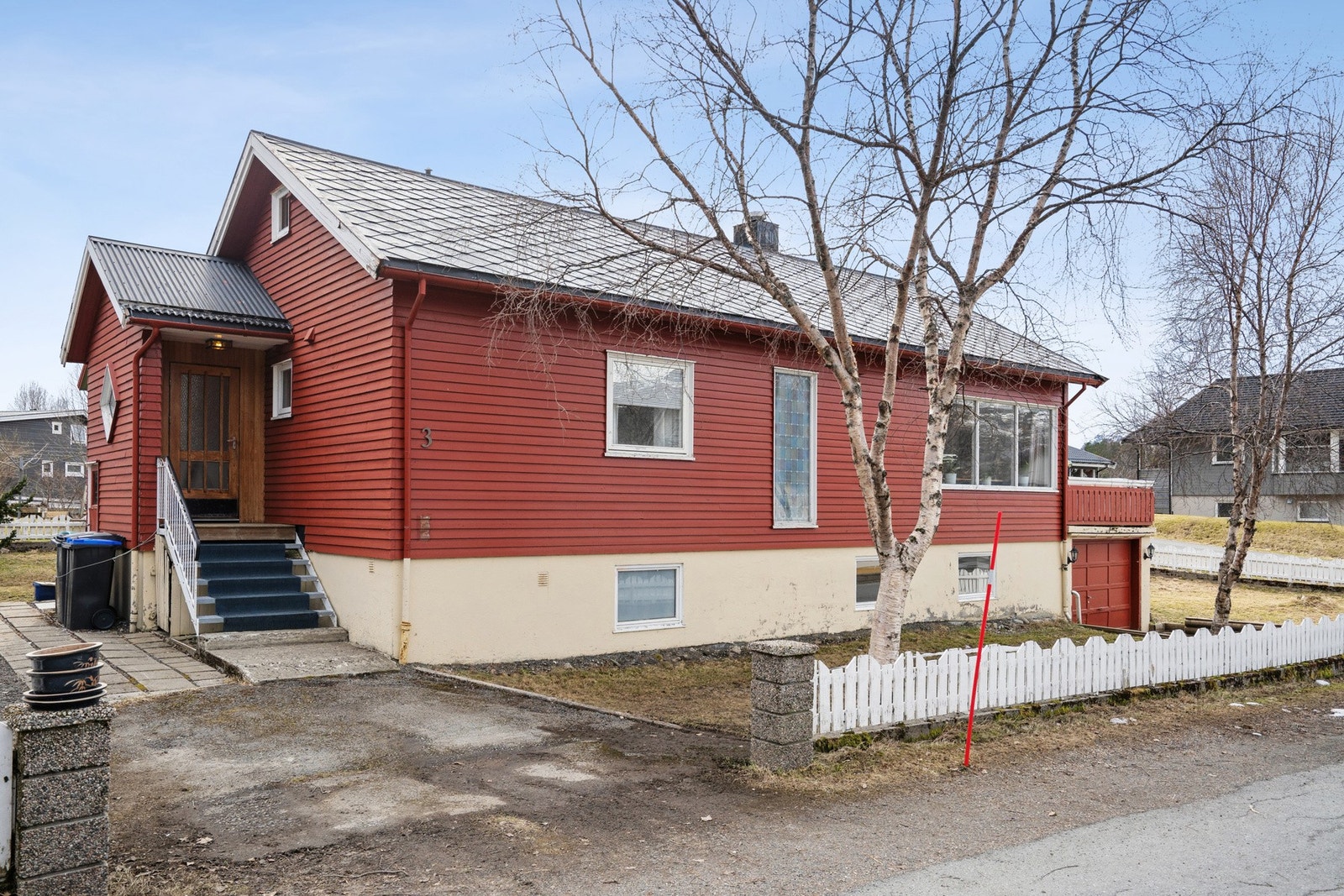 Eiendommen ligger i et attraktivt og barnevennlig boligområdet på Stranda med gangavstand til fotballbane og turmuligheter. Galleribilde