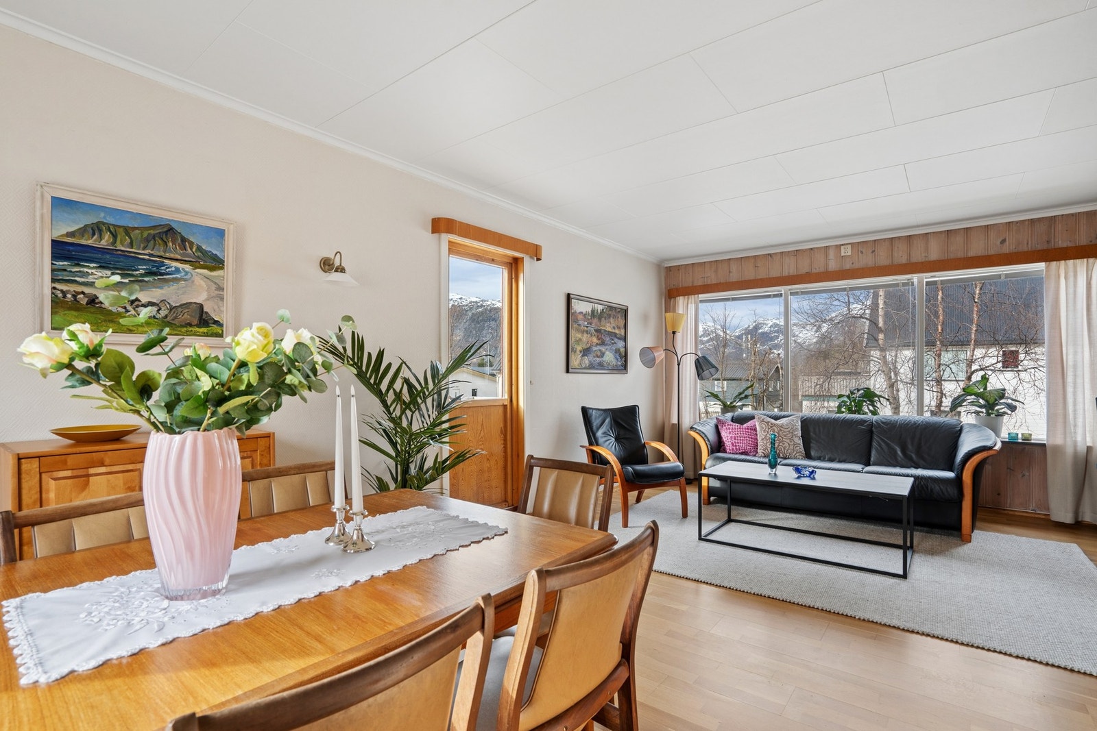 Fra stuen er det også utgang til veranda som befinner seg ovenfor garasjen. Galleribilde