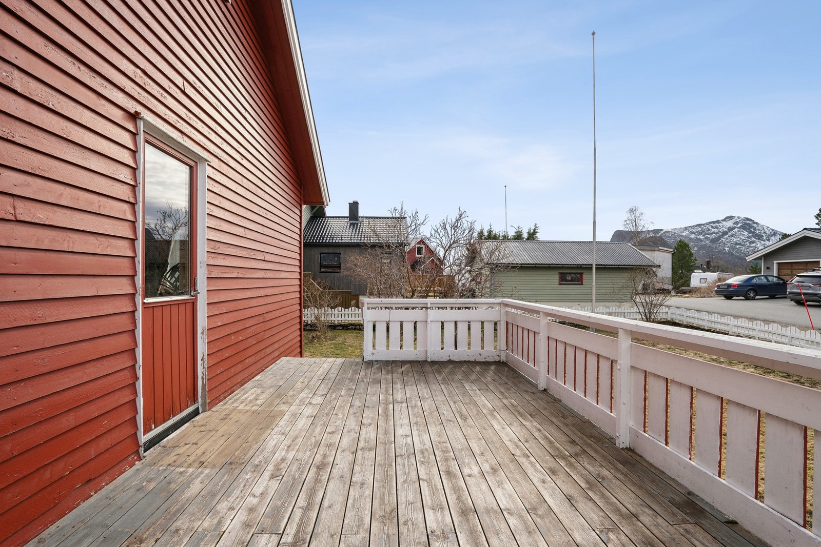 Verandaen over garasjen med utgang fra stuen, samt trapp ned i hagen. Galleribilde
