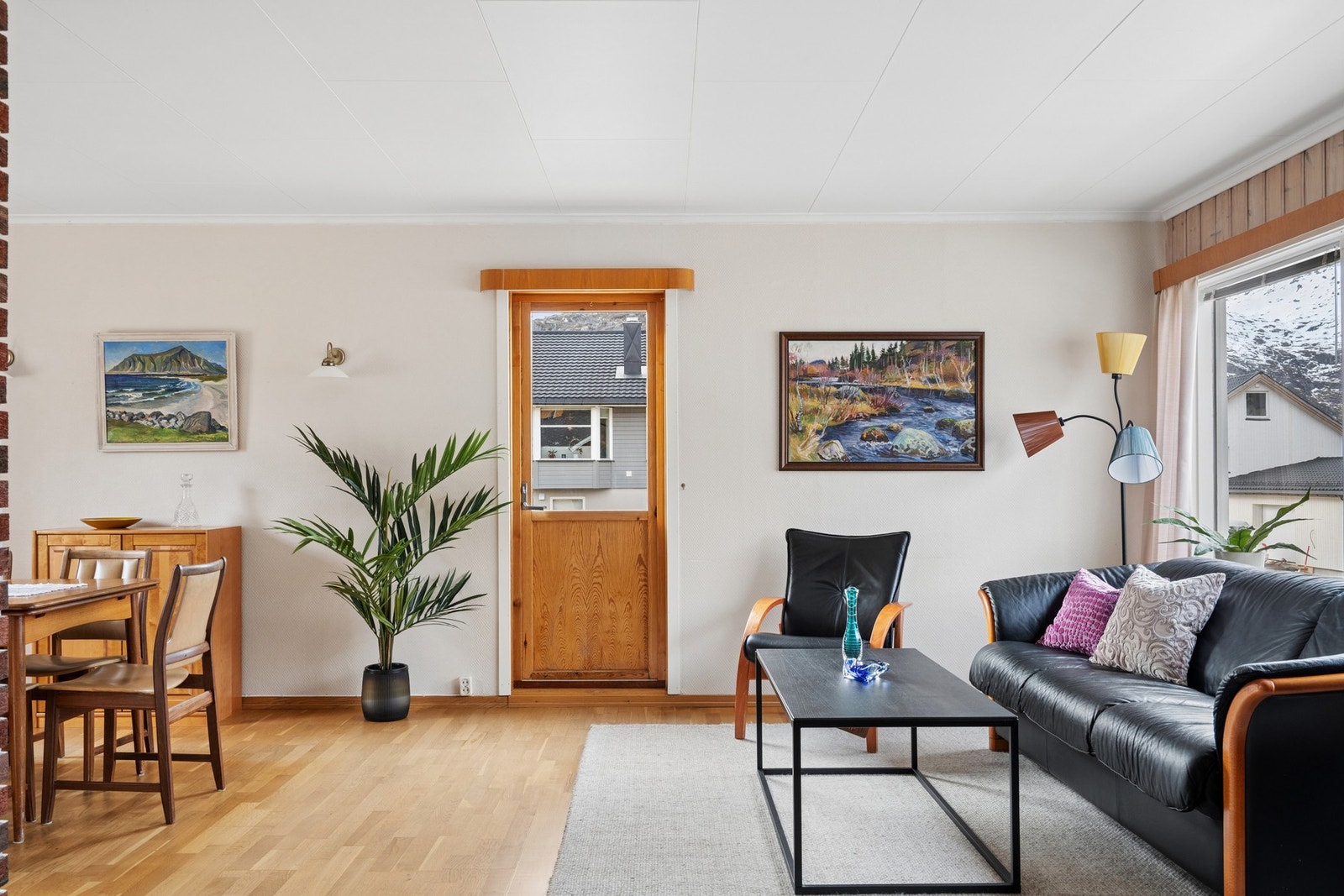 Rommet har plass til både sofa- og spisegruppe. Galleribilde