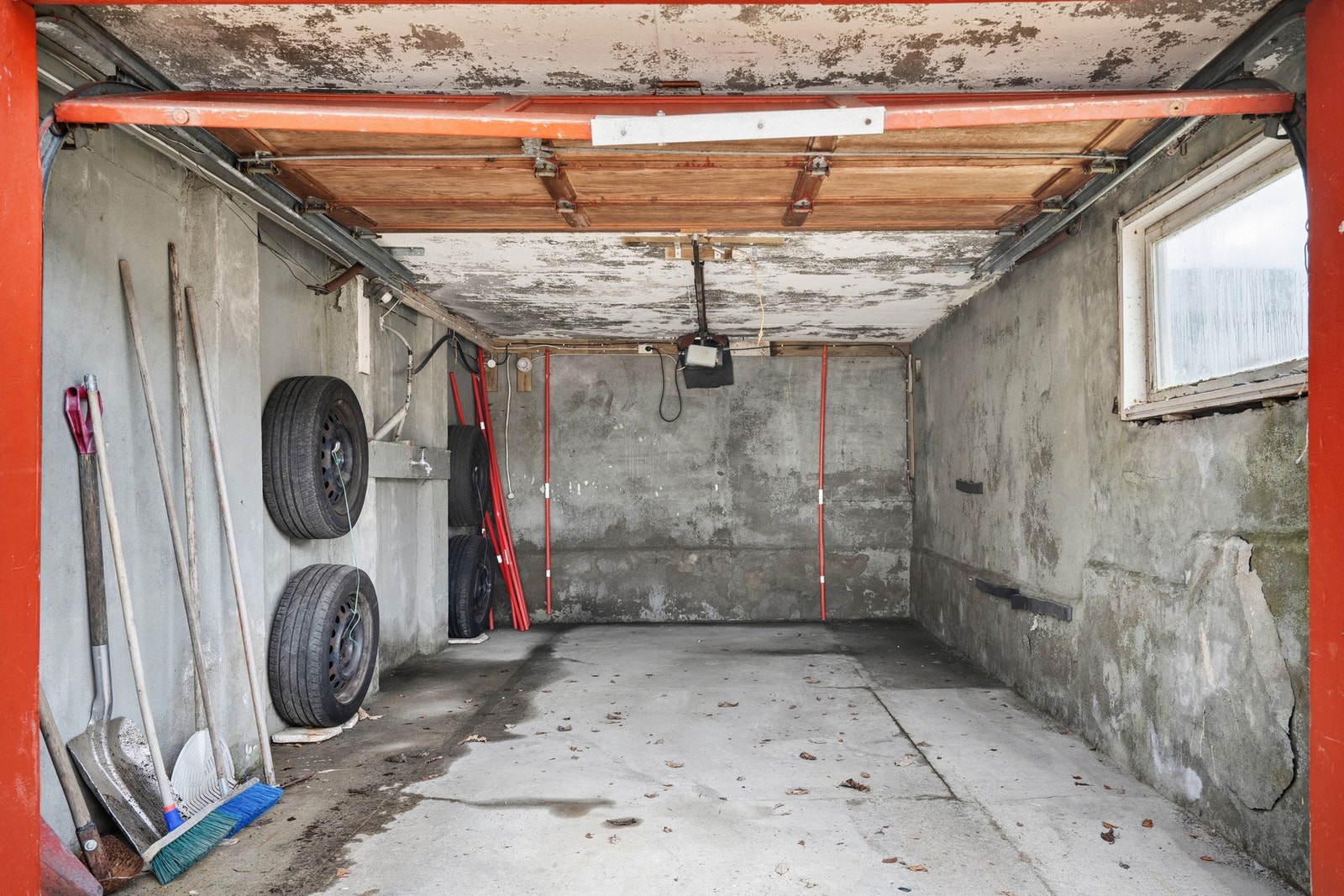 Praktisk integrert garasje med veranda over. Galleribilde