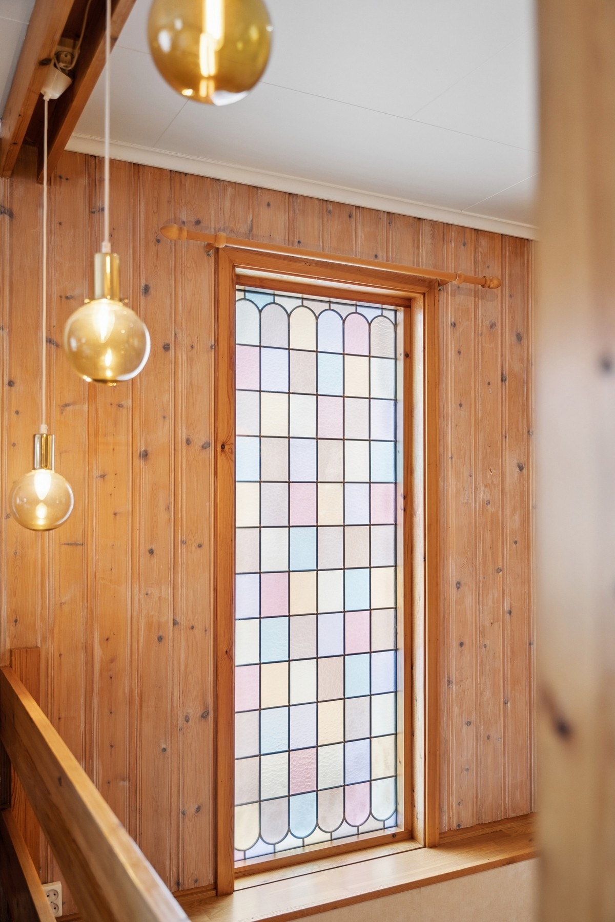 Detaljbilde, fargerikt glass i trappenedgangen Galleribilde