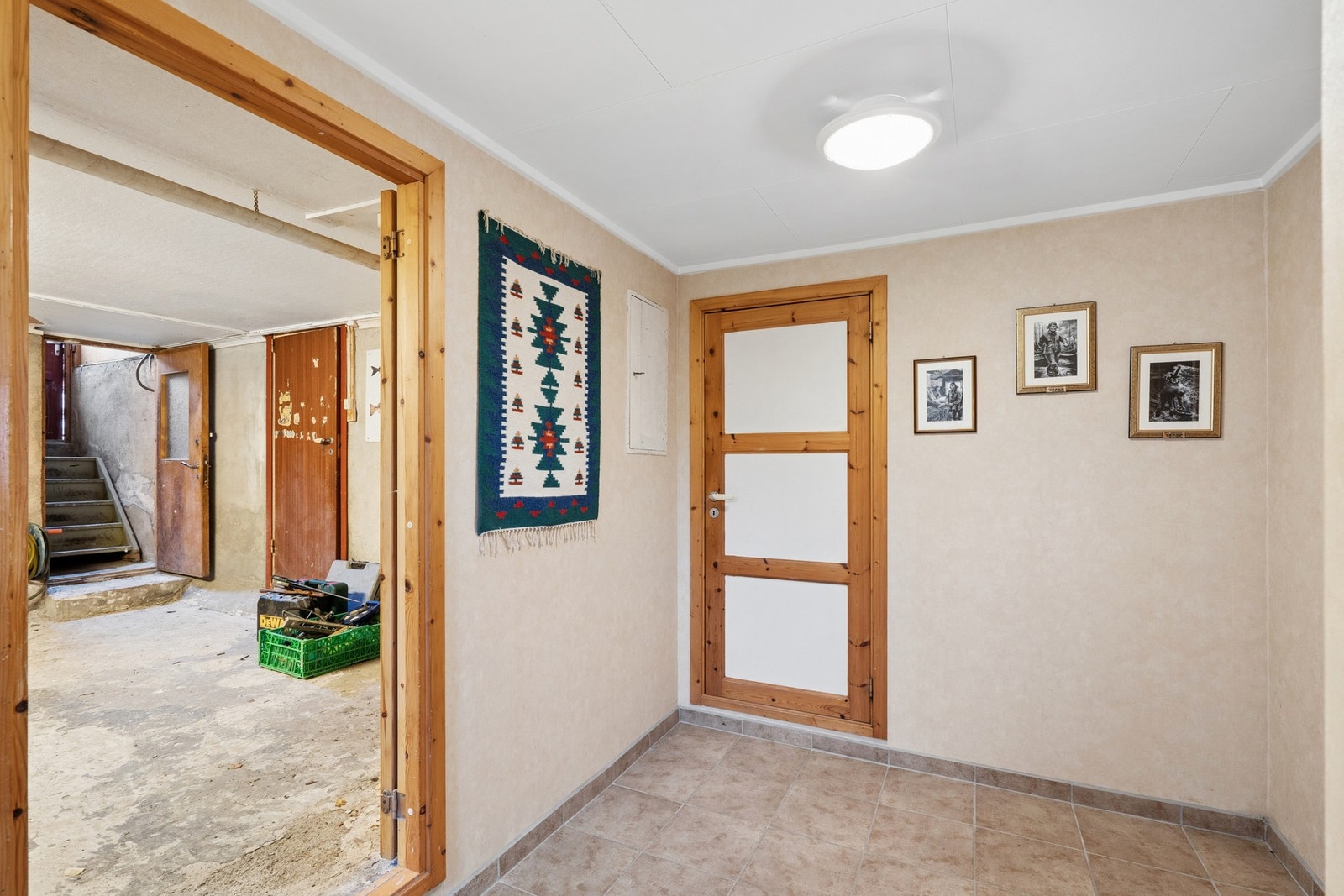 Gang i kjeller med dør inn til kjellerrom. Galleribilde