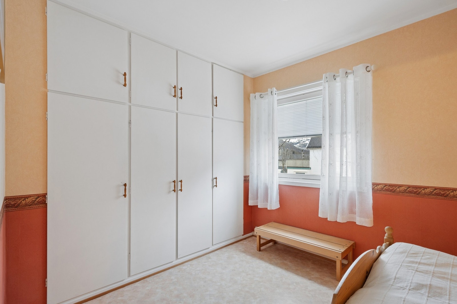 Rommet har plassbygd garderobeskap. Galleribilde