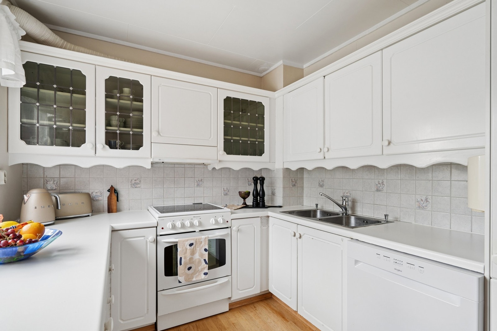 Kjøkken er utstyrt med kjøl/fryseskap, oppvaskmaskin og komfyr. Galleribilde