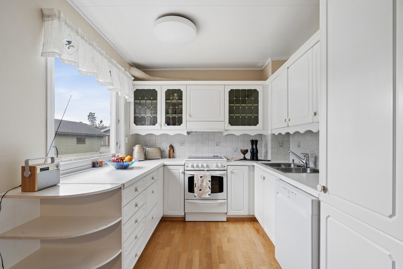 Eldre kjøkkeninnredning med laminat benkeplate. Galleribilde