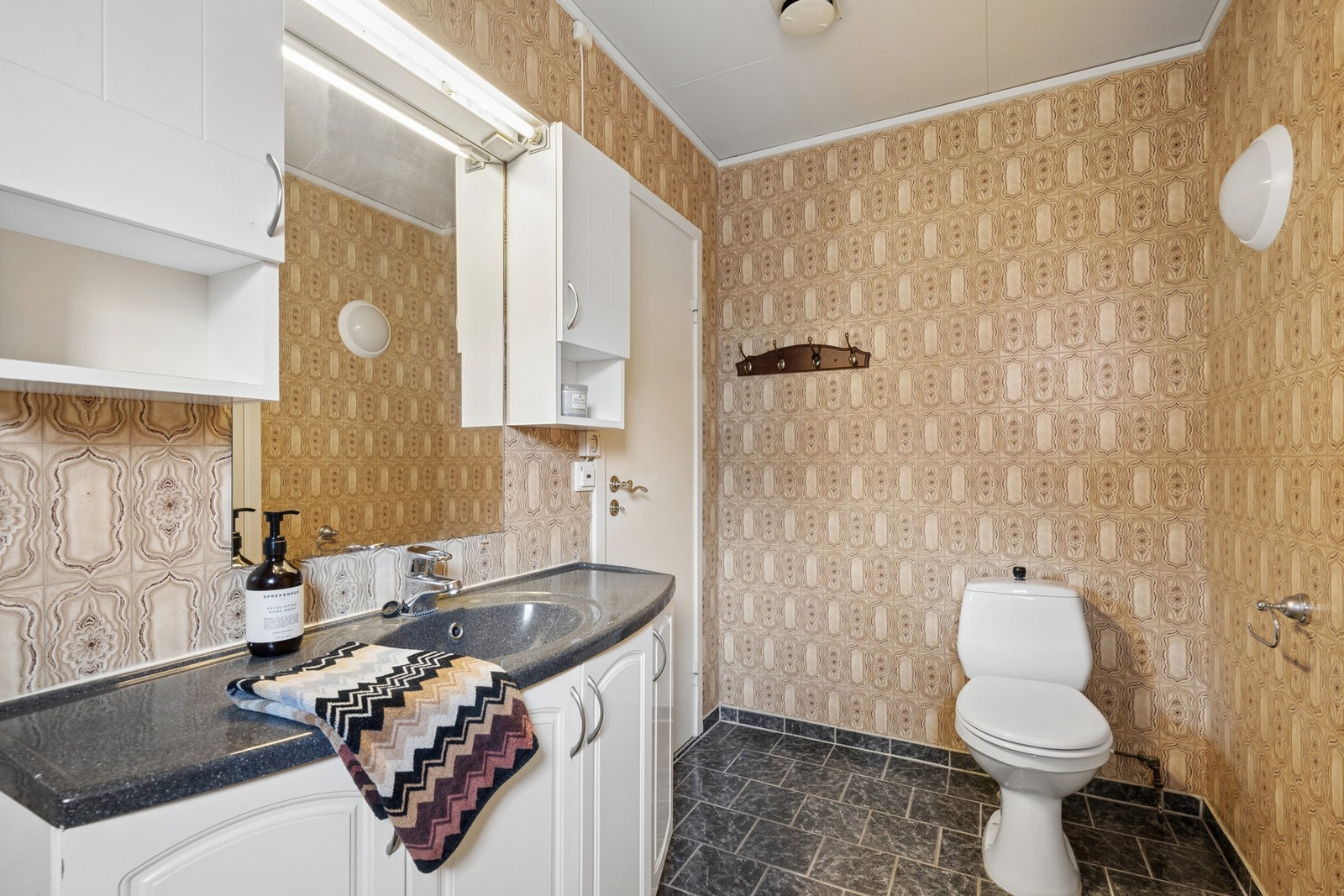 Bad med flislagt gulv med varmekabler. Galleribilde