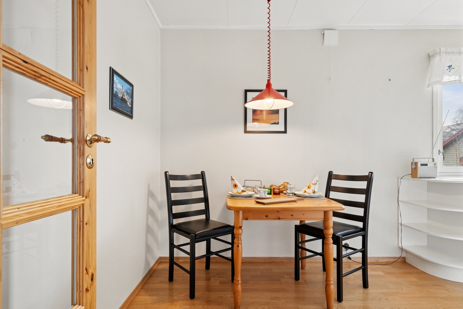 Det er også plass til et lite frokostbord på kjøkken. Galleribilde