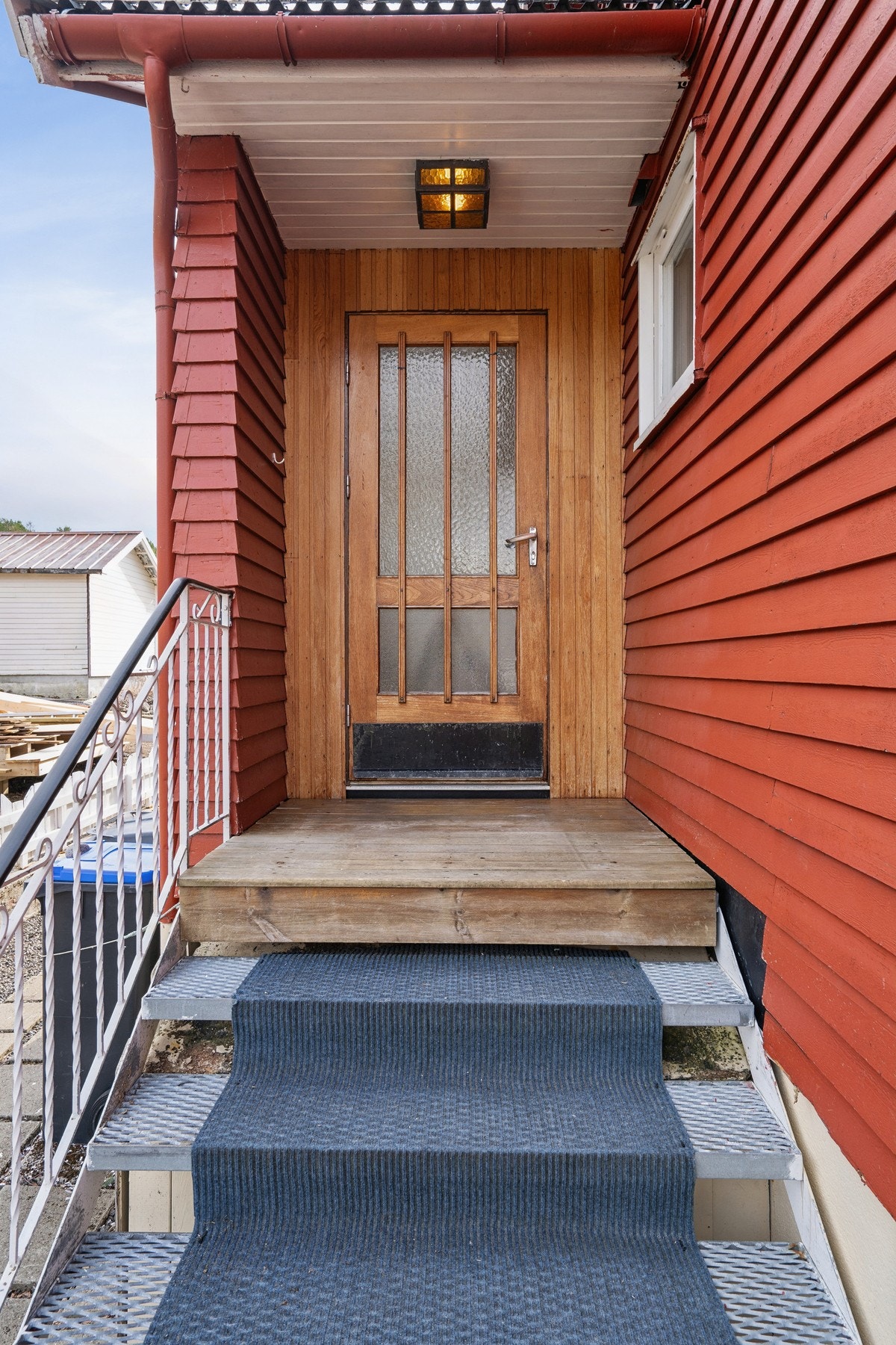 Boligen er opprinnelig fra 1968 og holder normal standard ut ifra byggeår, men har behov for oppussing. Galleribilde