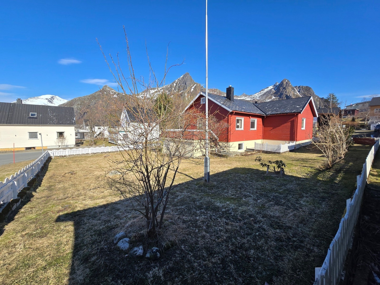 Foto av megler: Stor hjøretomt med inngjerdet hage. Galleribilde