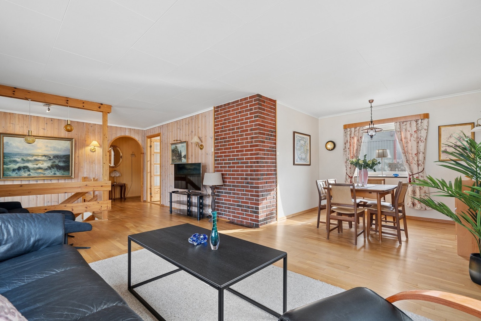 Lys og romslig stue med gode møbleringsmuligheter. Galleribilde