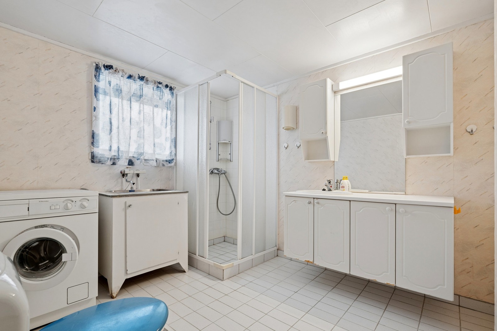 Bad med fliser på gulvet og plater på vegger. Galleribilde