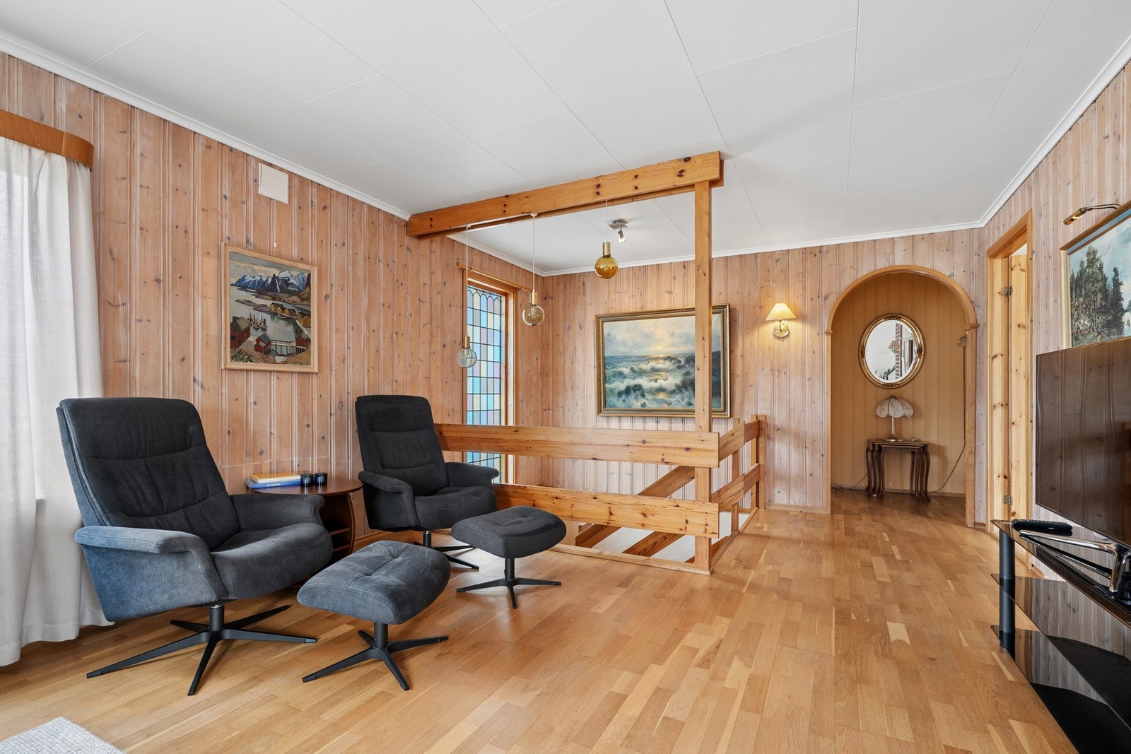 Vinduer i flere retninger bidrar til nok dagslys og en behagelig atmosfære i rommet. Galleribilde