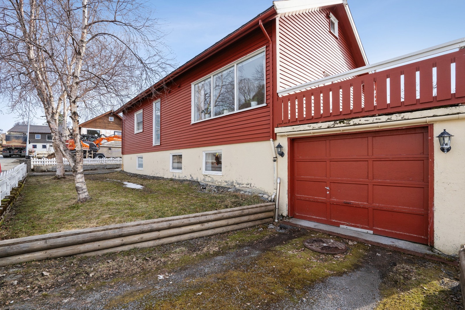 Tomten består av plen med diverse beplantning som busker og trær - godt med boltreplass for både store og små. Galleribilde
