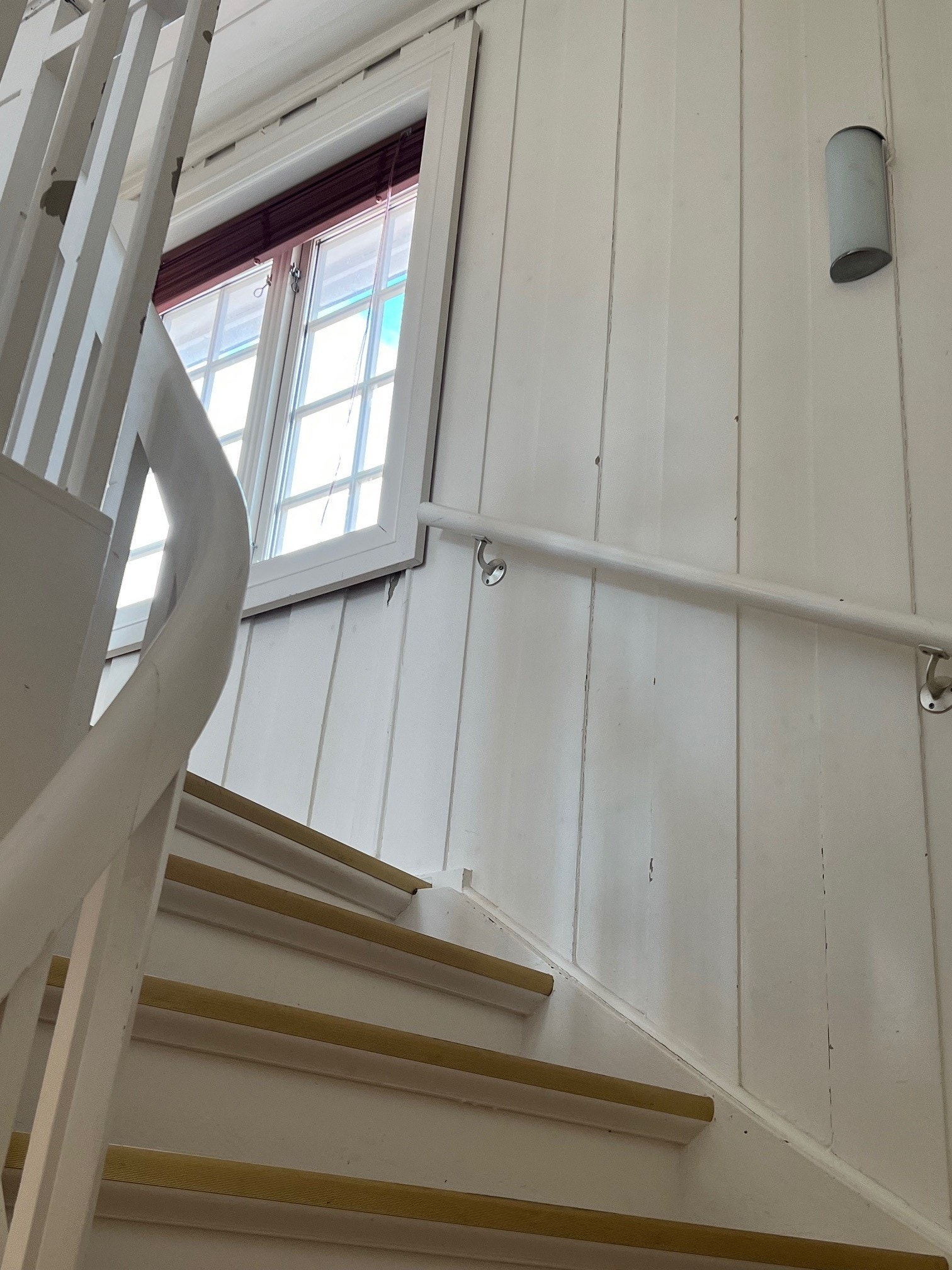 Egen trapp til leiligheten fra gang i 1. etasje Galleribilde