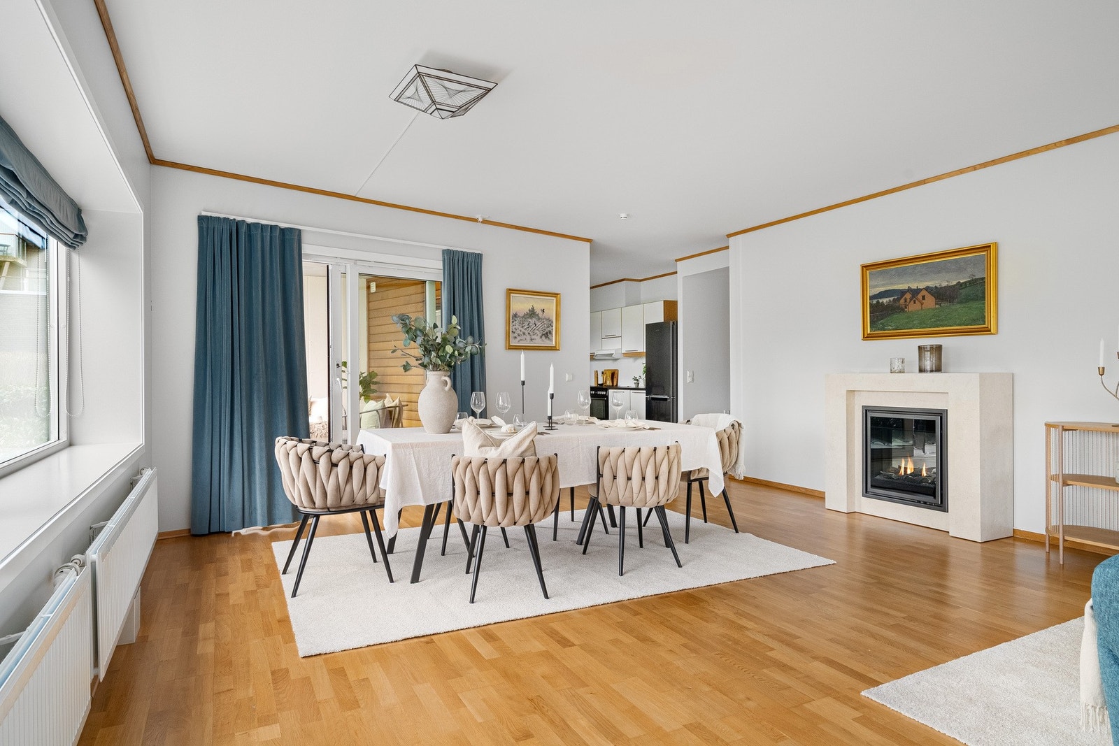 Det er utgang til terrassene fra begge sider av stuen. Galleribilde