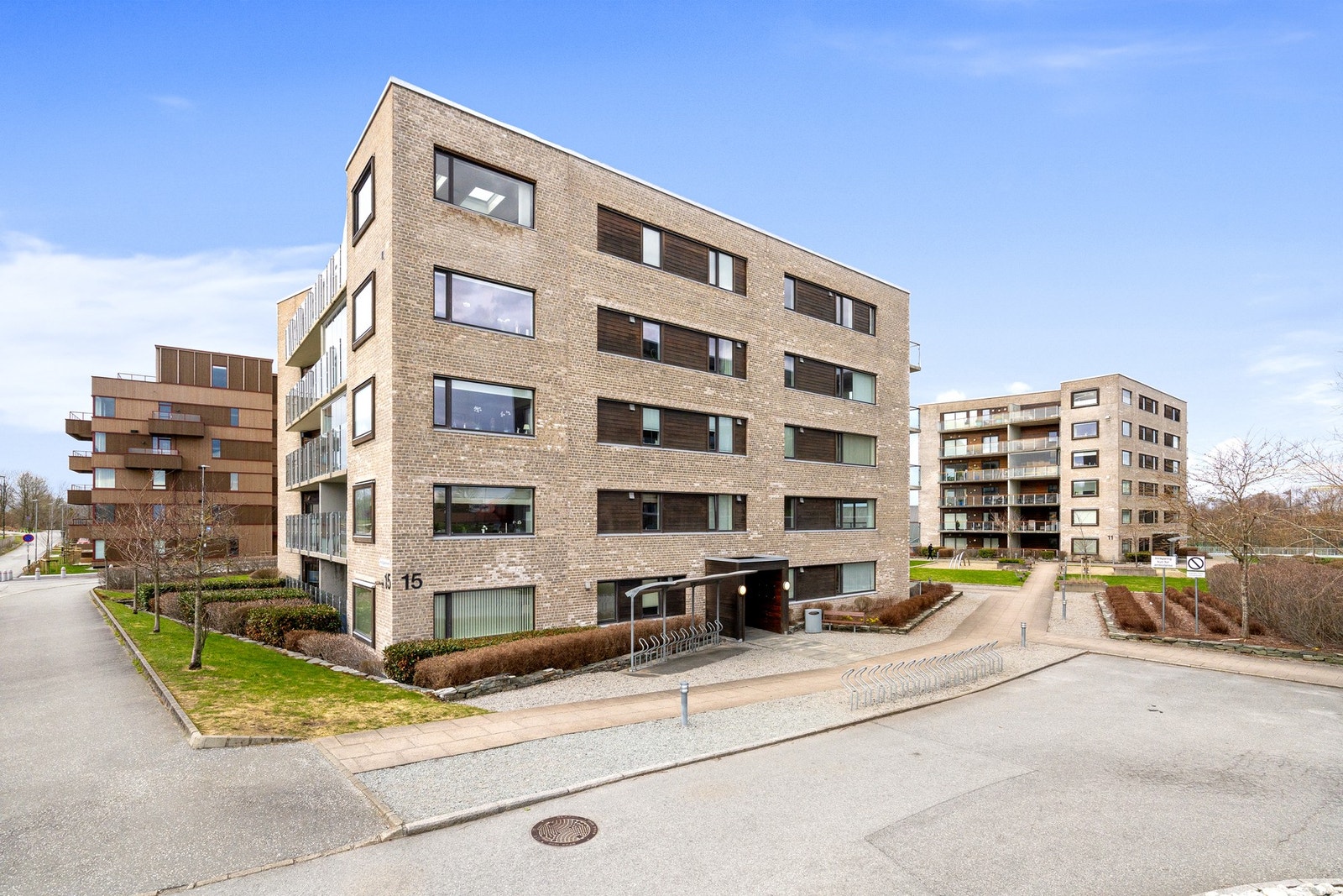 Rolig og skjermet beliggenhet i etablert sameie. Galleribilde