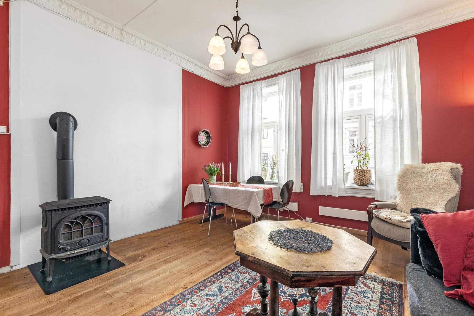 Gjennomgående og sjarmerende 3-roms leilighet, beliggende i indre gård, i en klassisk, ærverdig bygård fra 1894. Foto: Hanne Bruland Galleribilde