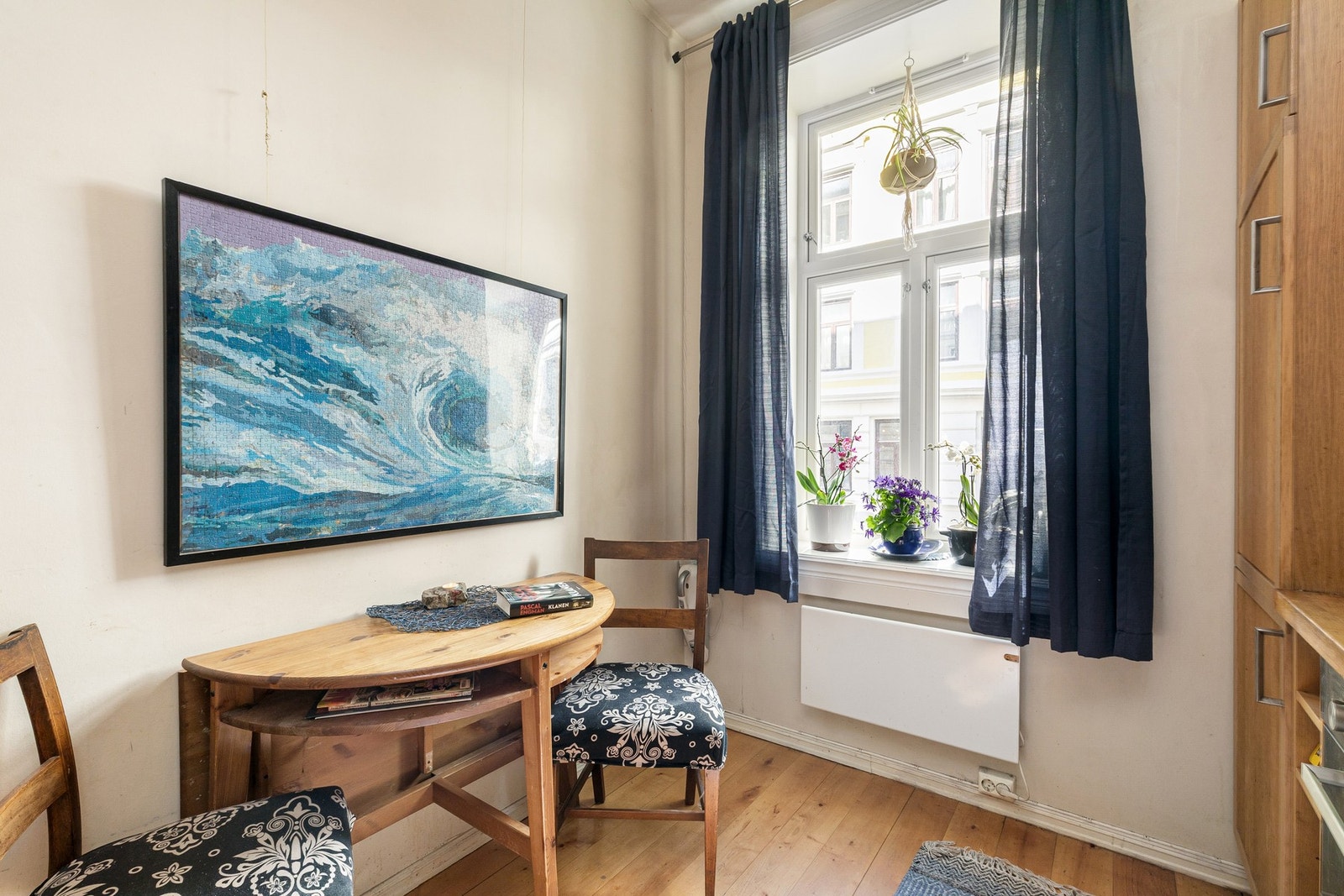 God plass til spisebord på kjøkkenet, velkommen til bords! Galleribilde