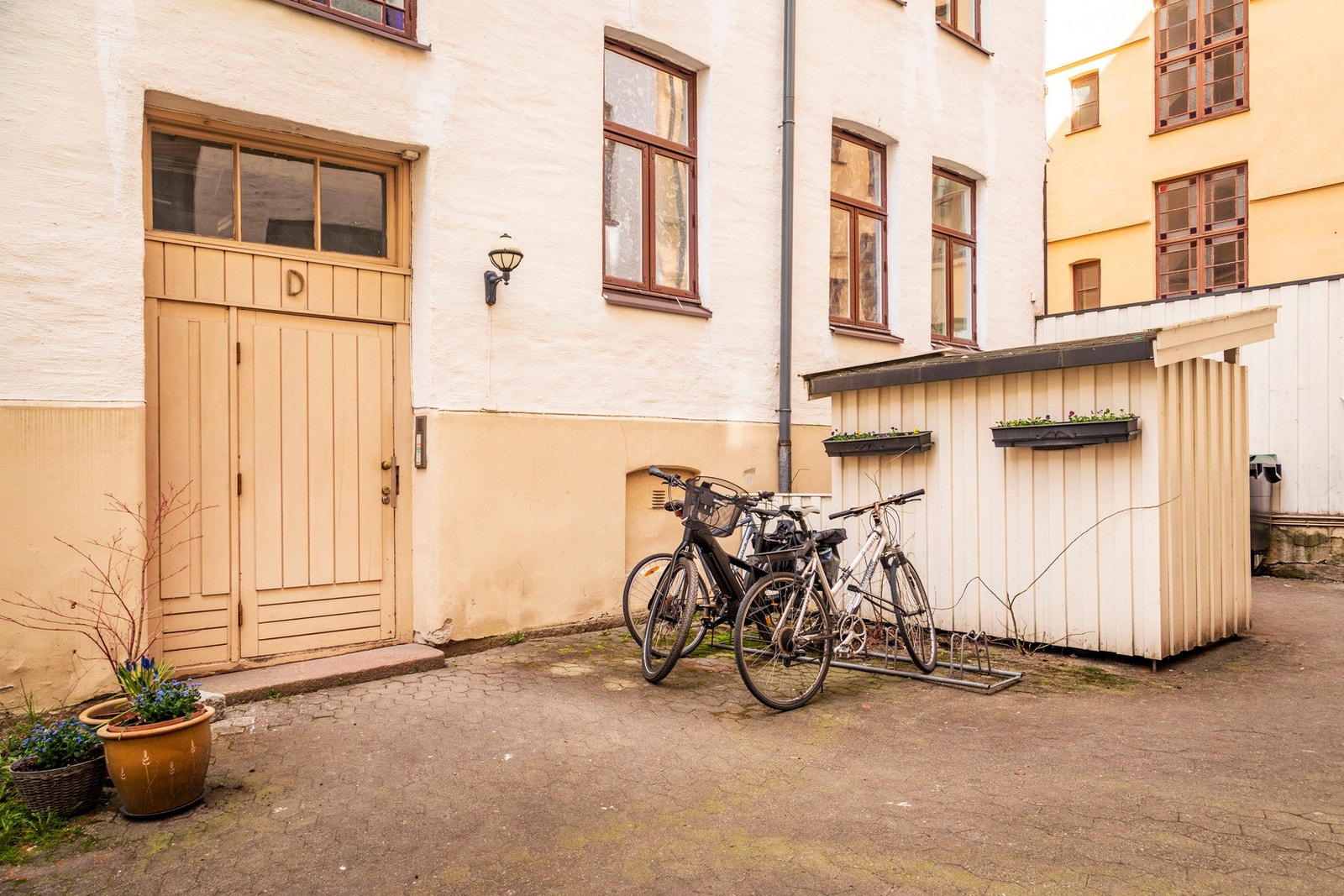Leiligheten har god intern beliggenhet i brl. i en høy 1 etg, vendt inn mot rolig gårdsrom. Galleribilde