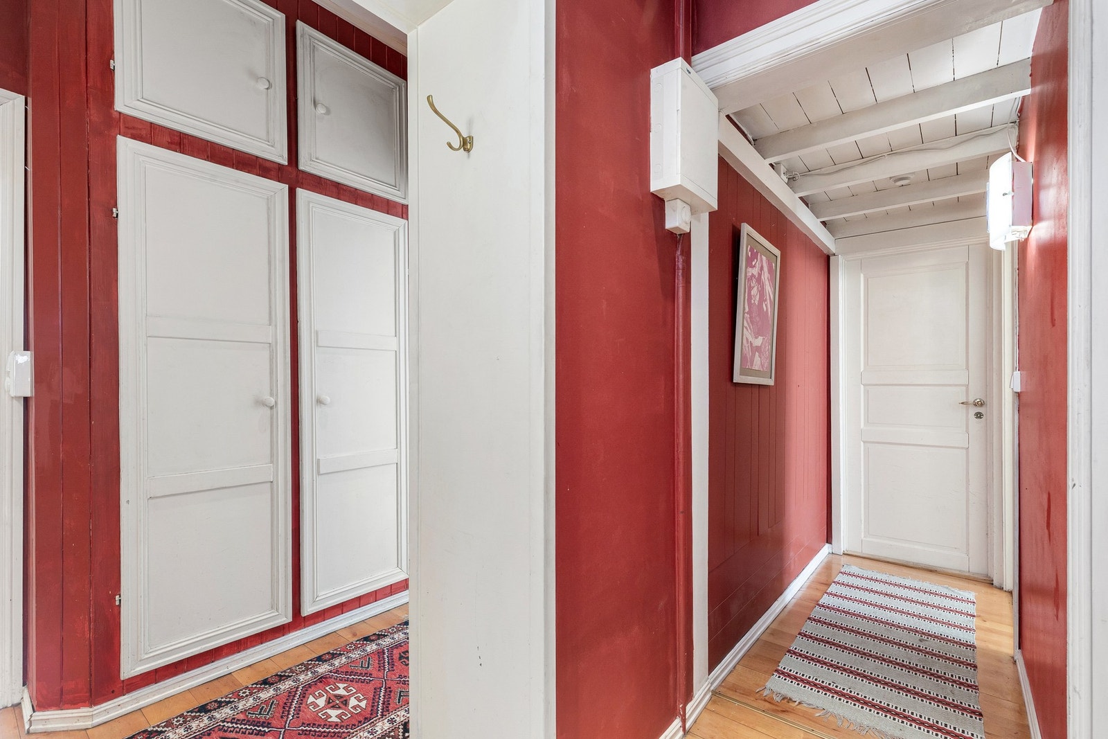 Entréen er tiltalende, med plass til oppbevaring av sko og yttertøy. Galleribilde