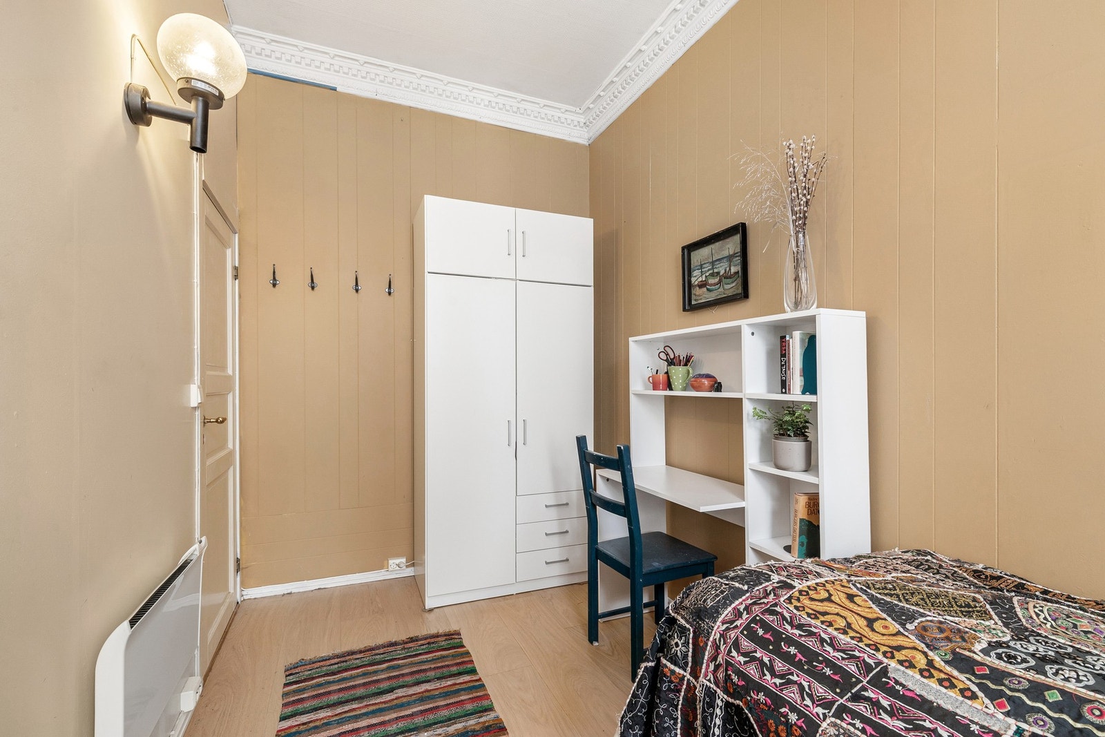 Rommet vender inn mot rolig bakgård. Galleribilde