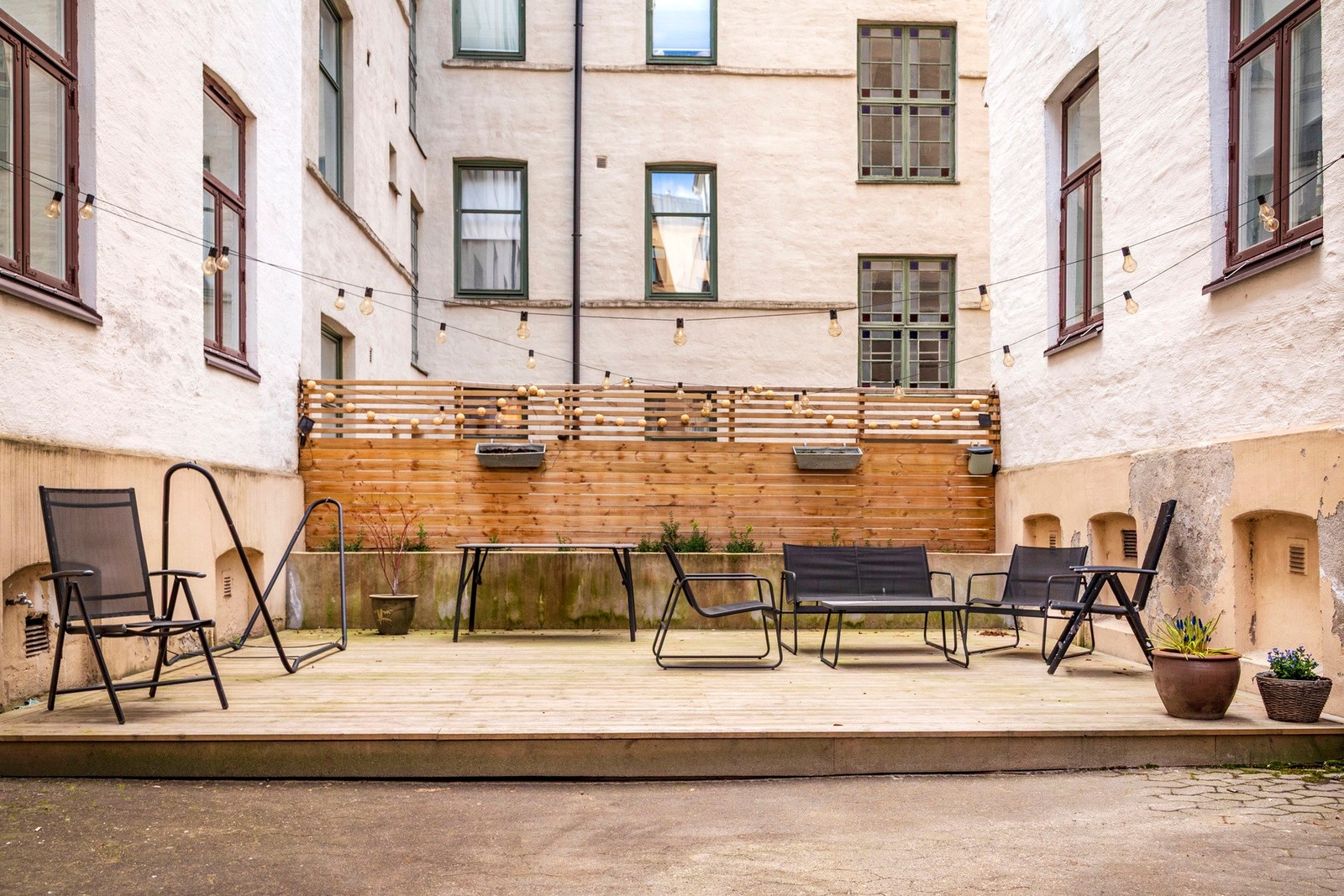 Lukket og pent opparbeidet bakgård til glede for beboerne. Her er det platting, sittegrupper og hyggelig beplantning. Galleribilde