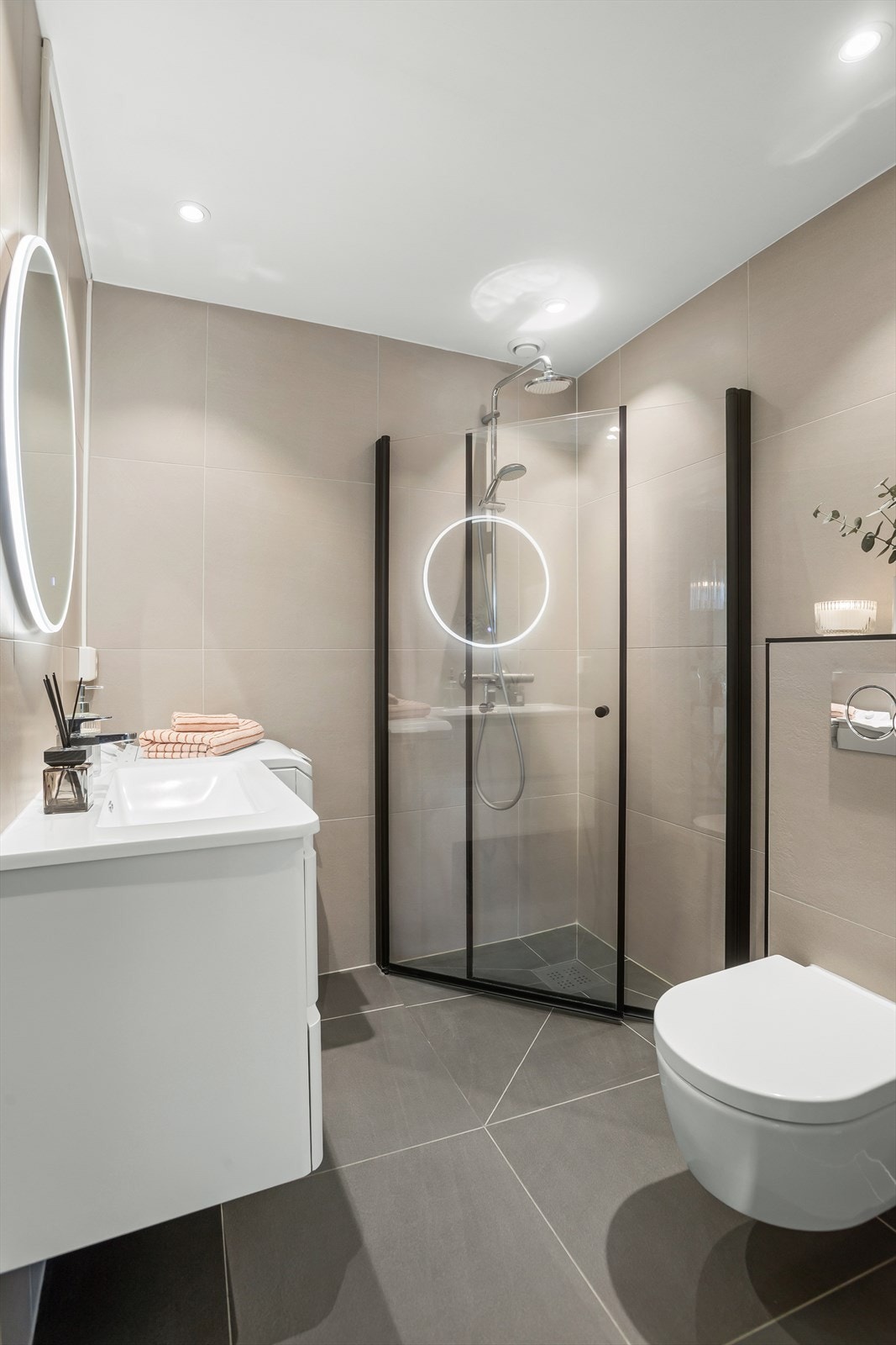 Badet har flislagte overflater med varmekabler i gulv Galleribilde