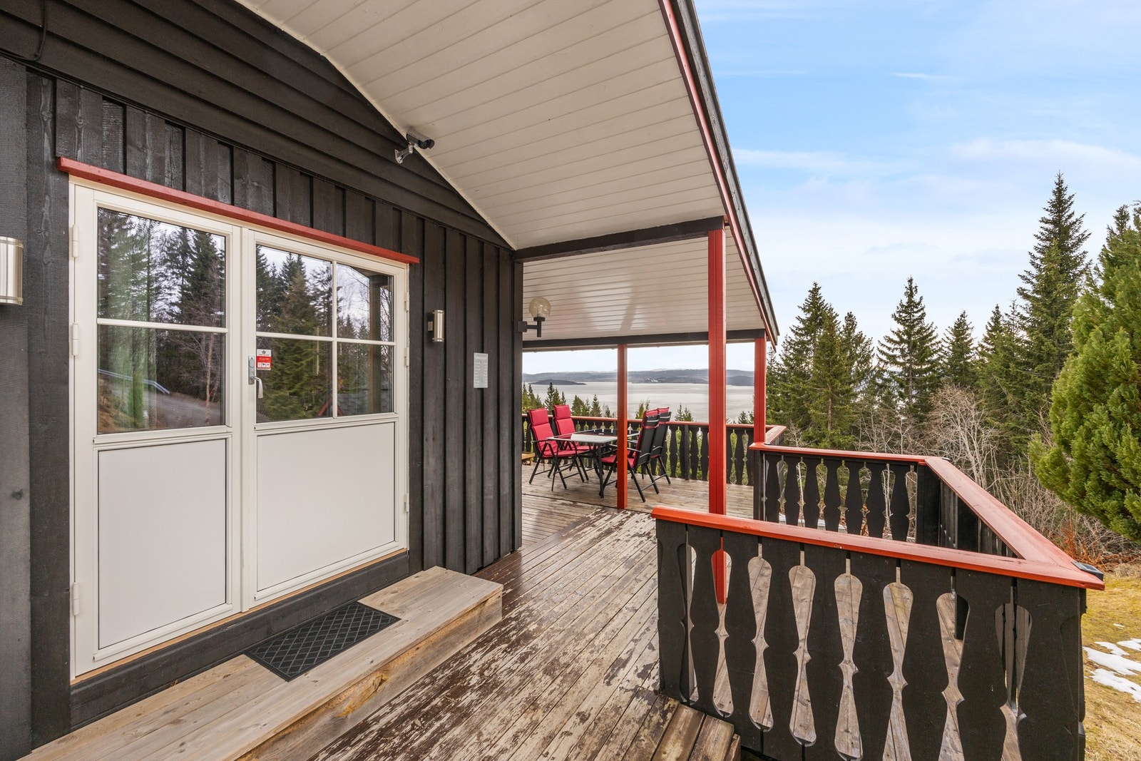 Fra stuen er det dør ut til terrasse Galleribilde