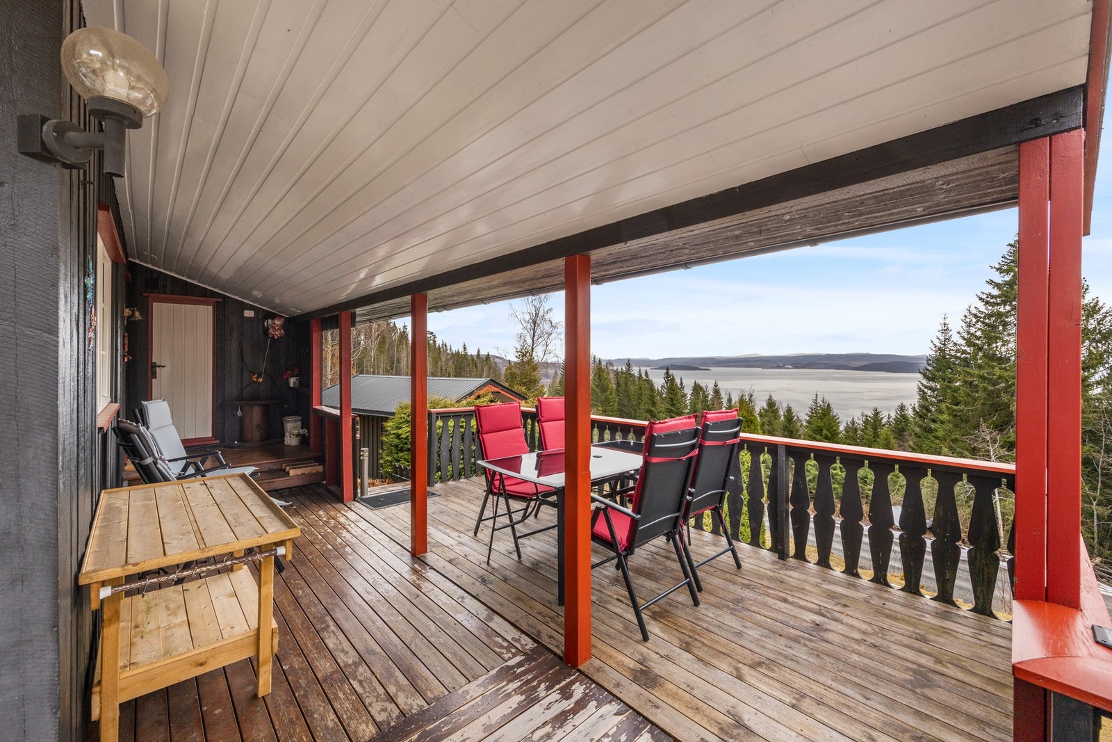 Romslig terrasse på 40 kvm som er delvis takoverbygd Galleribilde