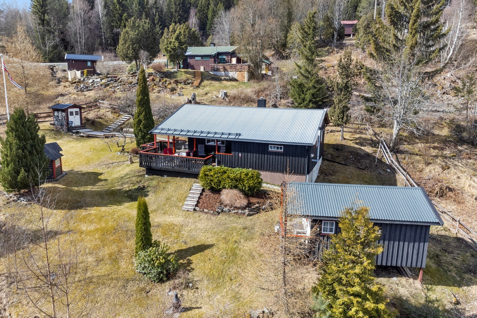 Innholdsrik eiendom med hytte, anneks, grillhus og frittstående bod. Galleribilde