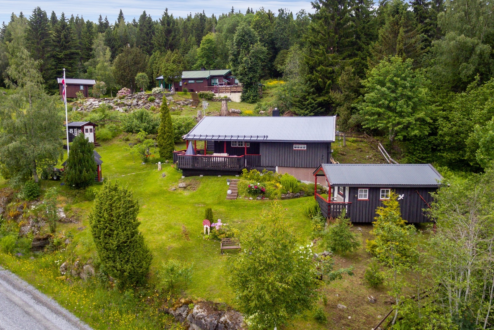 Velkommen til Brattåkervegen 6, presentert av EiendomsMegler 1 v/ John Sivert Brandt. Foto: ELW media (Espen Wåde). Sommerbilde fra 2019. Galleribilde