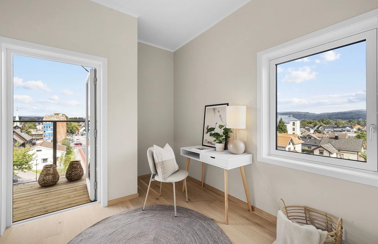 Soverom 2 har plass til seng og annet soveroms-møblement. Utgang til balkong Galleribilde