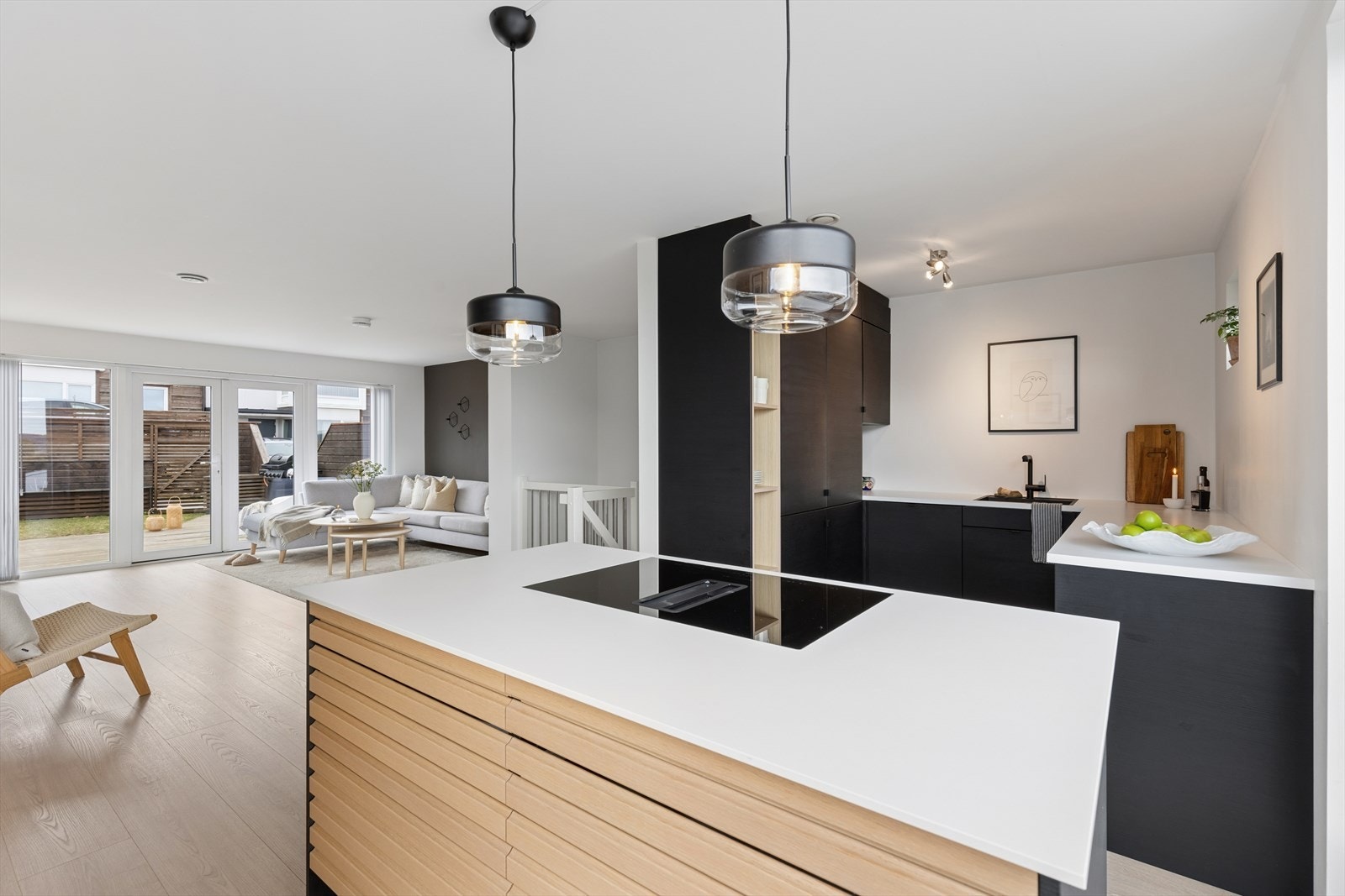 Praktisk kjøkkenøy med platetopp og innebygget ventilator. Galleribilde