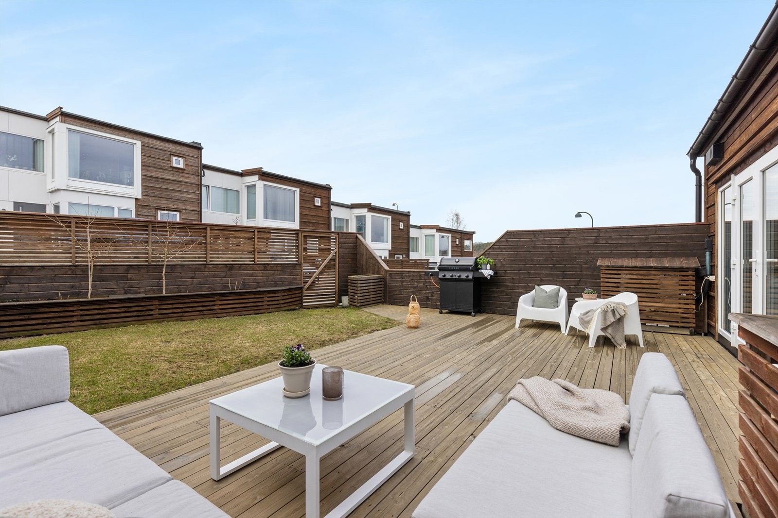 Her er det rikelig med plass for både utemøblement, grill og annet en måtte ønske. Galleribilde