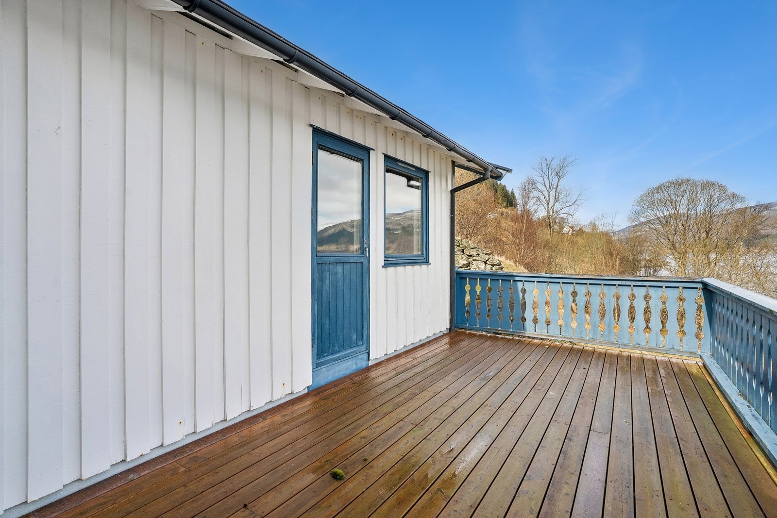 Altanen har terrassebord som dekke og eit rekkverk i trekonstruksjon. Galleribilde
