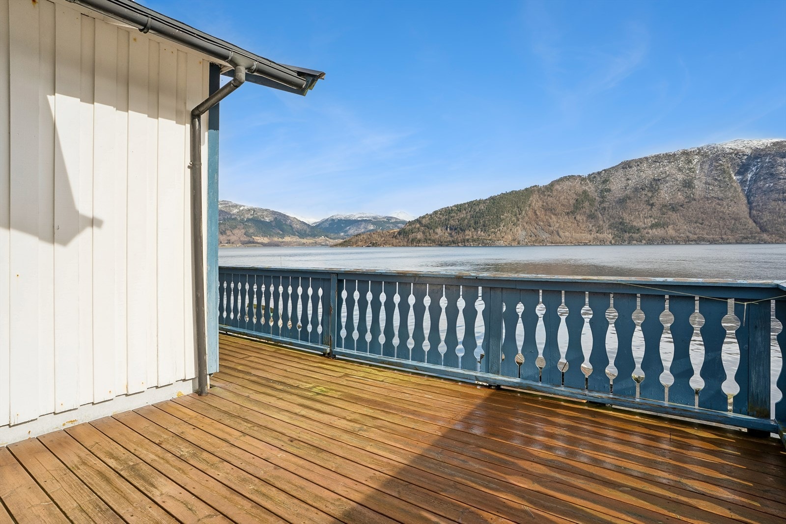 Flott å sitje her på fine dagar, kunne skue utover fjorden Galleribilde
