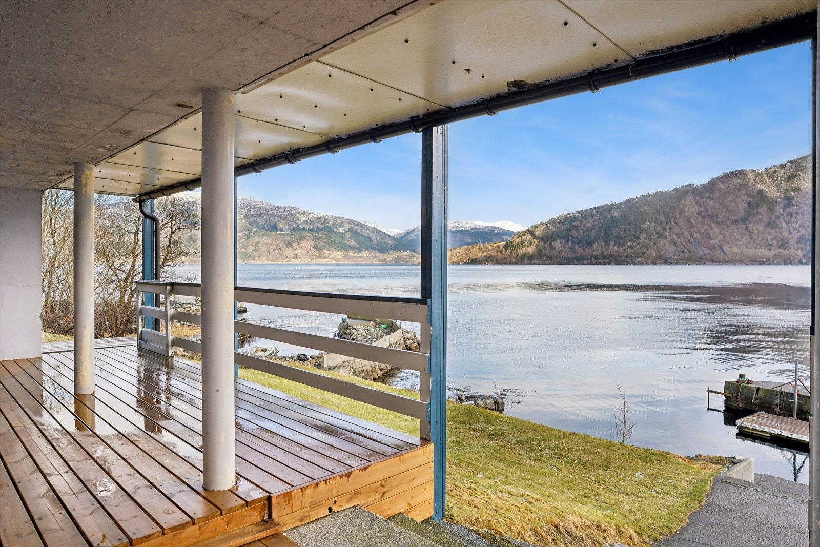 Under verandaen er det etablert ein overbygd uteplass med tilnærma tett dekke. Utgang frå gang i underetasje. Galleribilde
