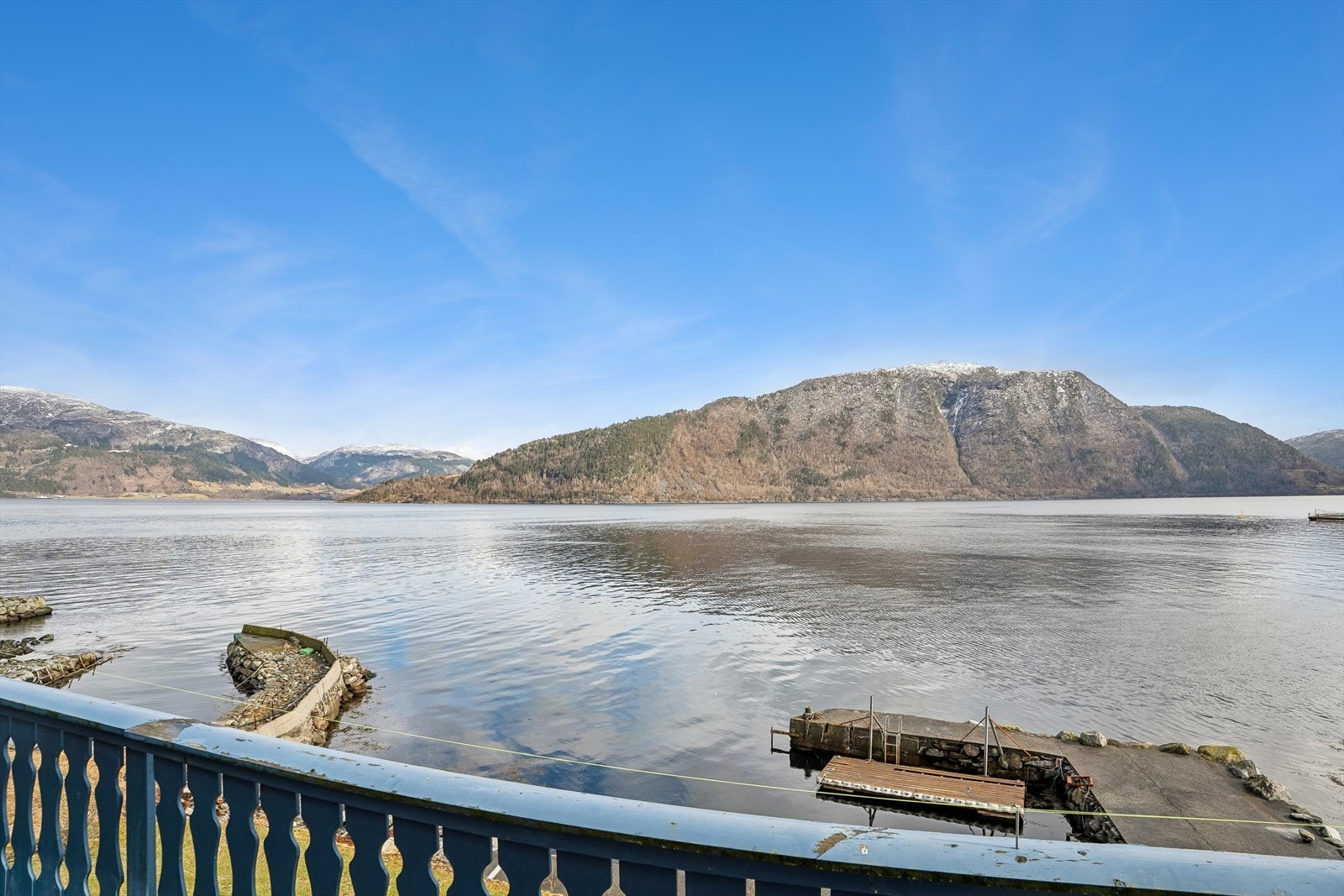 Her blir du møtt av eit nydelig, naturskjønt skue mot fjord, fjellheim og din heilt eigne molo! Galleribilde
