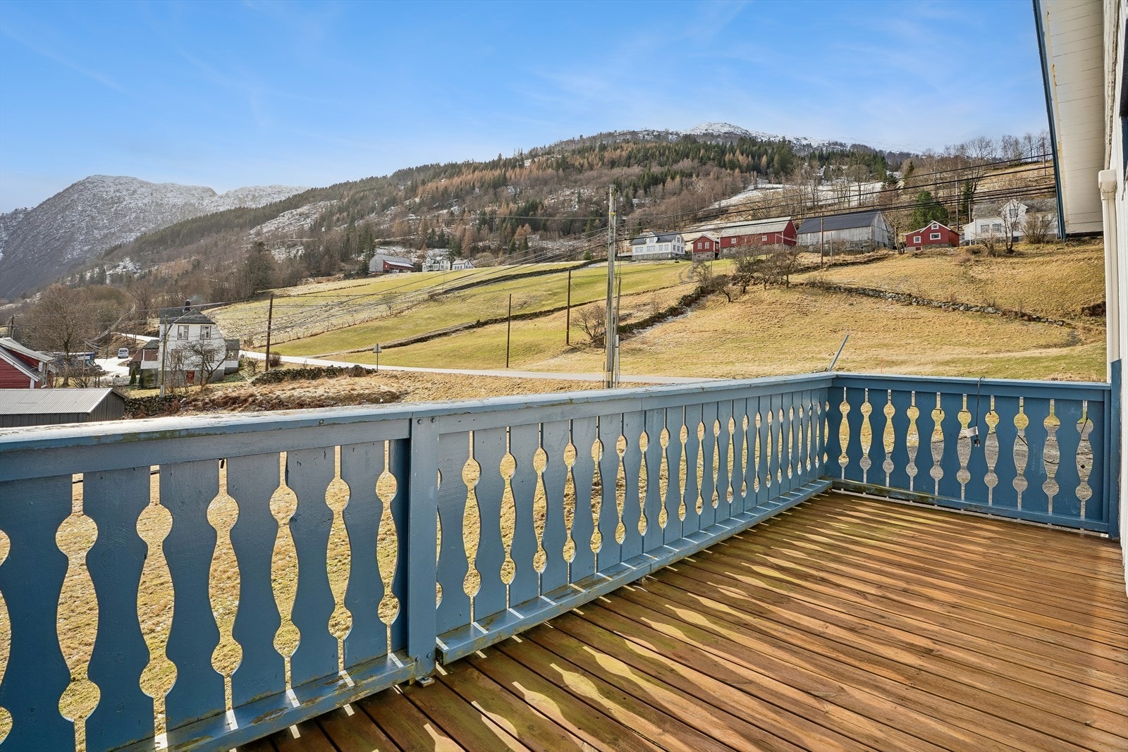 Utsikt over det omkringliggjande kulturlandskapet frå verandaen. Galleribilde