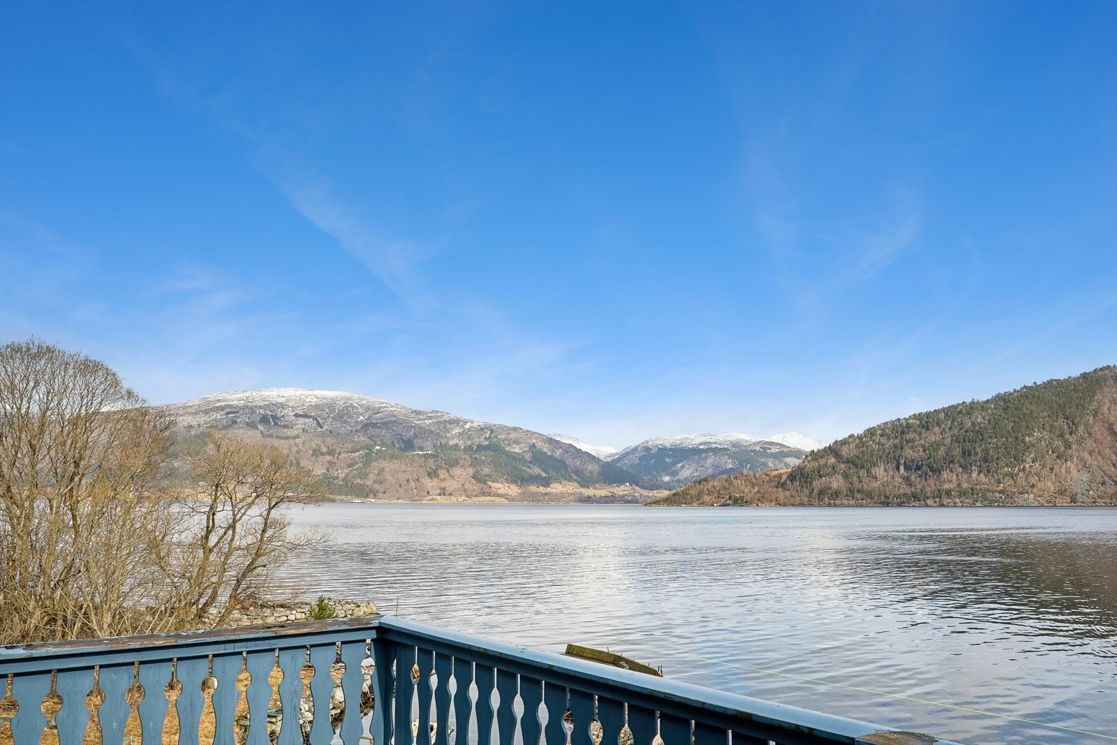 Utsikt over fjorden. Galleribilde
