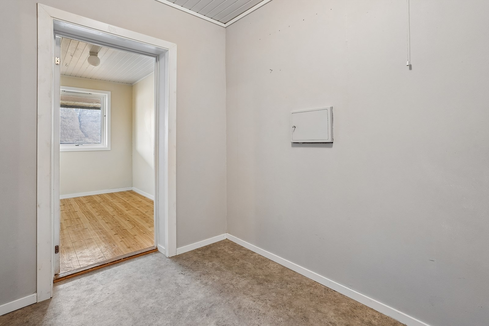 Fleire rom for oppbevaring i underetasje - eller kanskje ei garderobe? Galleribilde