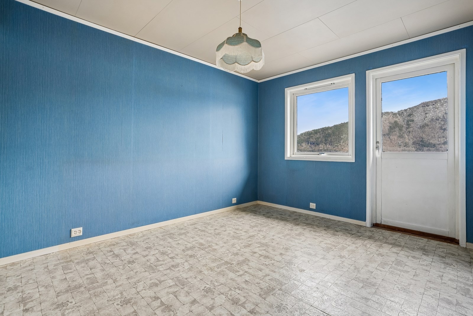 Eitt av to soverom i første etasje. Her er det balkongdør ut til altanen Galleribilde