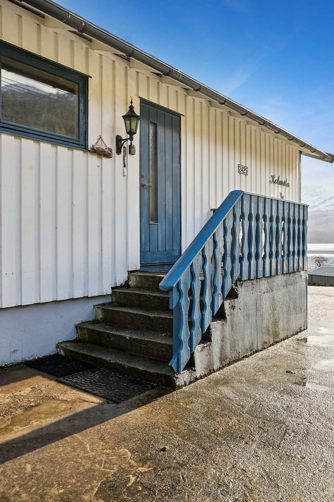 Inngangspartiet i første etasje har ei ytterdør i teak med 3-lags isolerglas frå 1983. Galleribilde