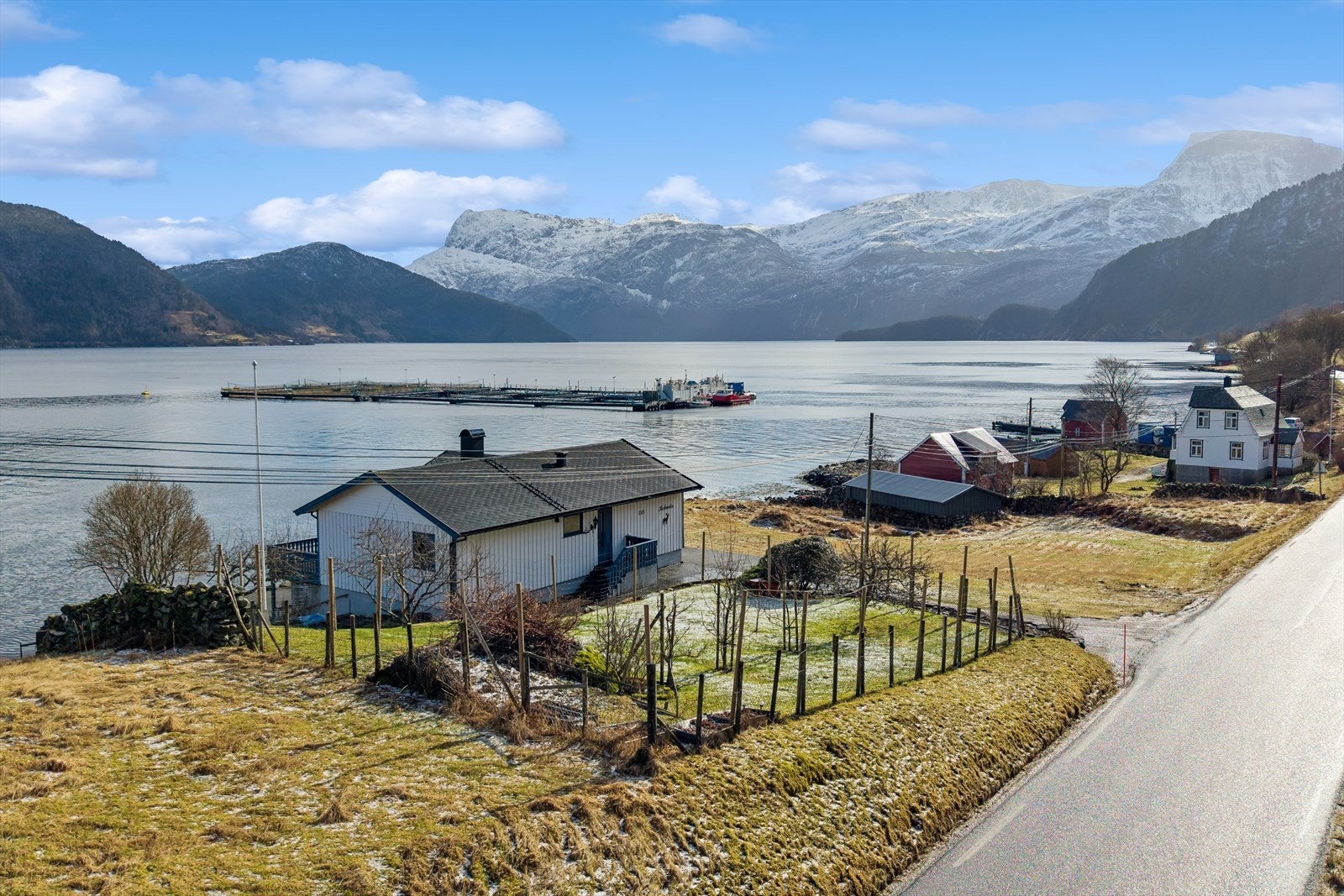 Eigedomen er oppført i 1983, fundamentert på antatt faste massar på fjell, i eit skrånande terreng ned mot fjorden. Galleribilde