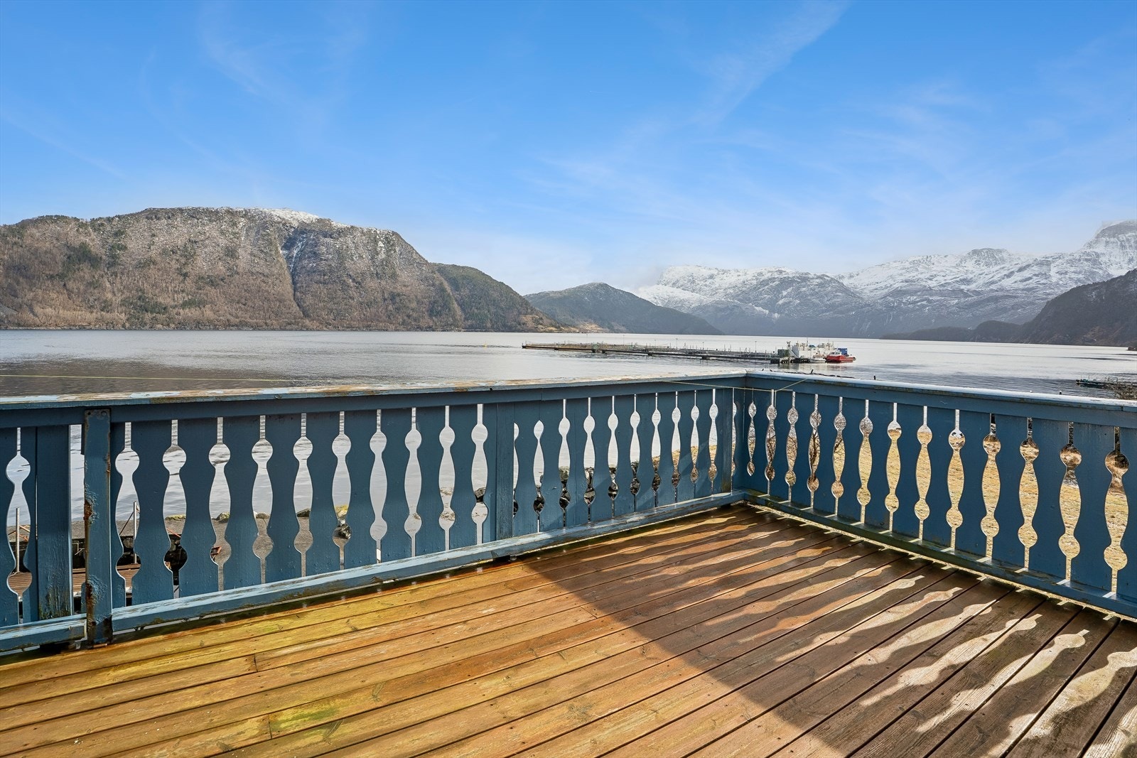 Her er det rikeleg med plass til fleire sitjegrupper og utemøblar. Galleribilde