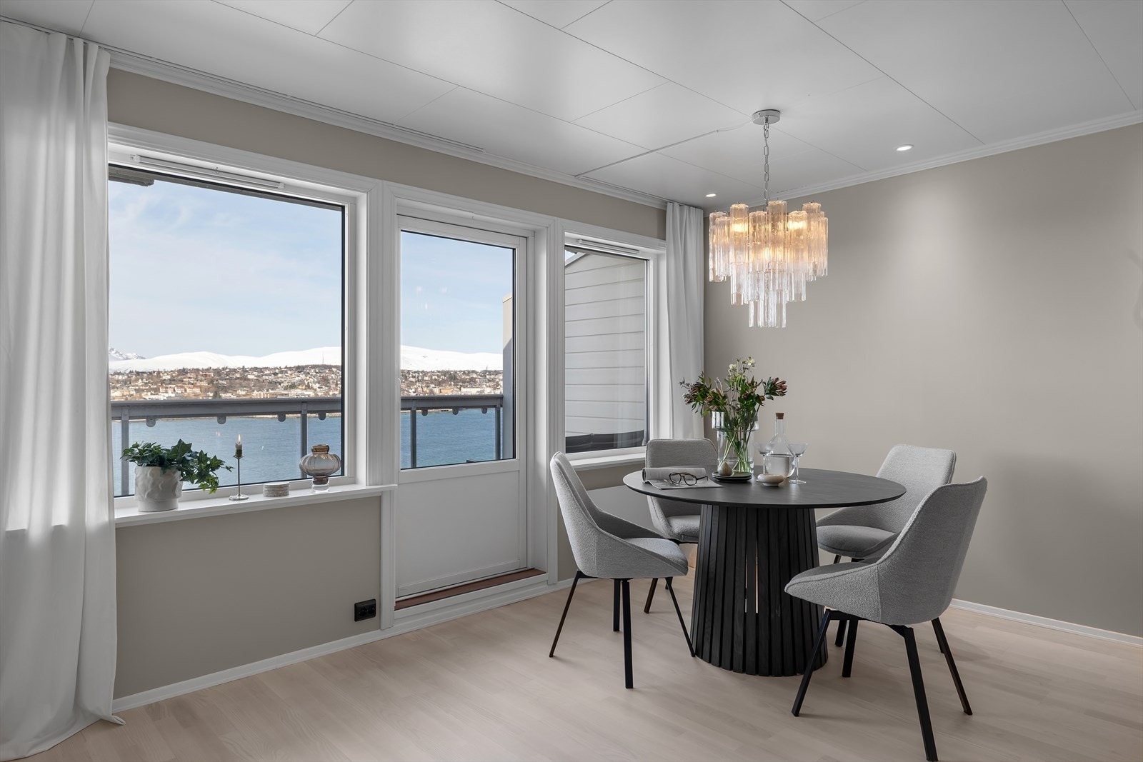 God plass til spisegruppe Galleribilde