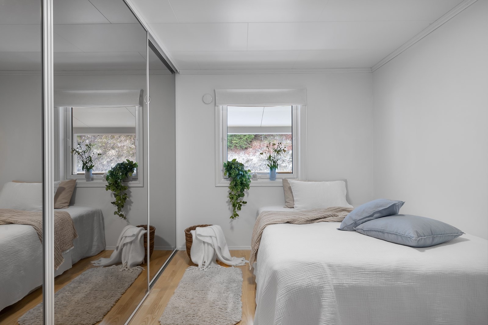 Soverom nr 2 passer perfekt som barnerom, gjesterom eller kontor Galleribilde