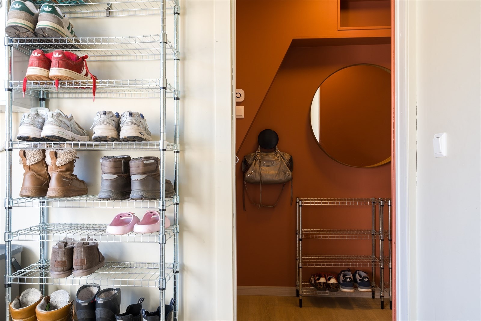 Fra gangen er det også tilgang til et praktisk garderoberom med skyvedørsgarderobe. Rommet er originalt godkjent som et soverom, men i dag benyttet som garderobe. Galleribilde
