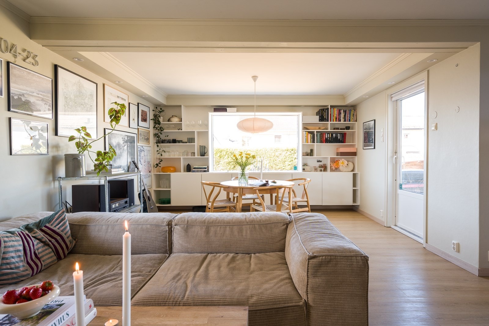 Boligen har en fantastisk åpen og romslig planløsning. Noe som gir en god romfølelse og flere muligheter for å møblere etter eget ønske. Galleribilde